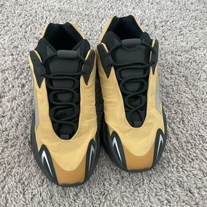 Yeezys Boost 700 MNVN Honey Flux